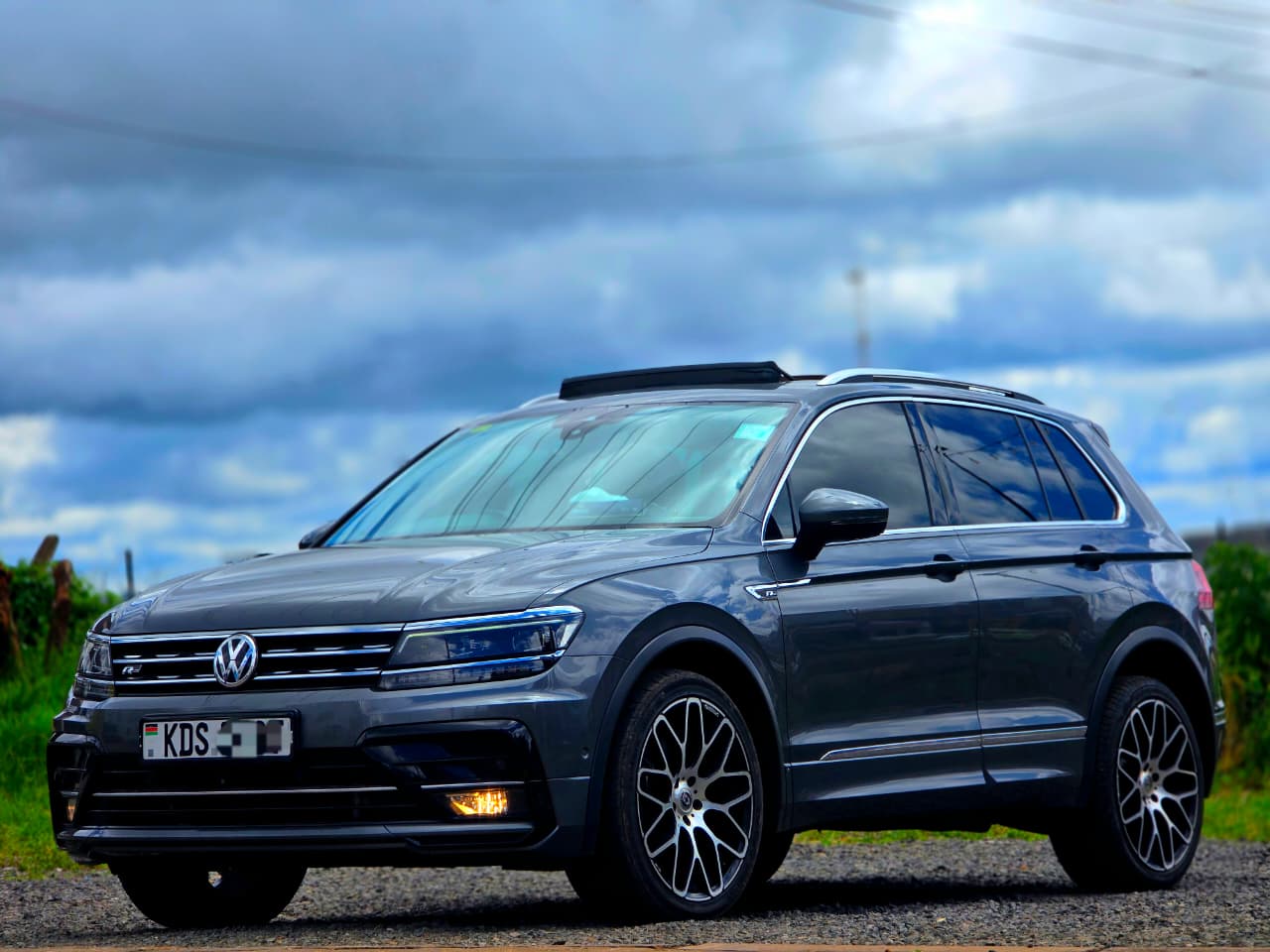 Volkswagen Tiguan 2.0L R-Line/PANORAMIC SUNROOF